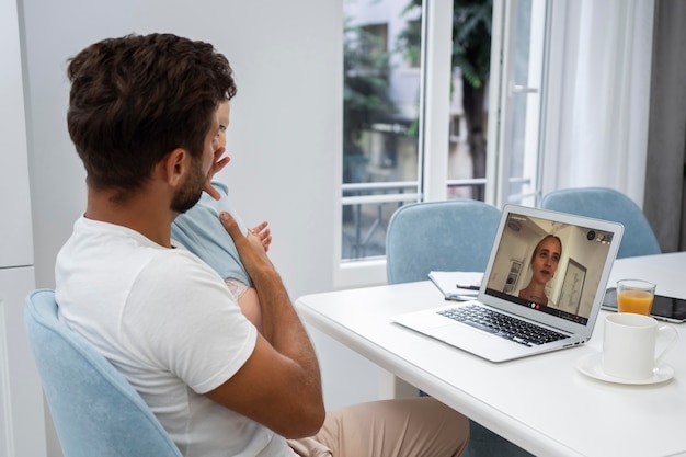 Padre videochiamata mamma in quarantena