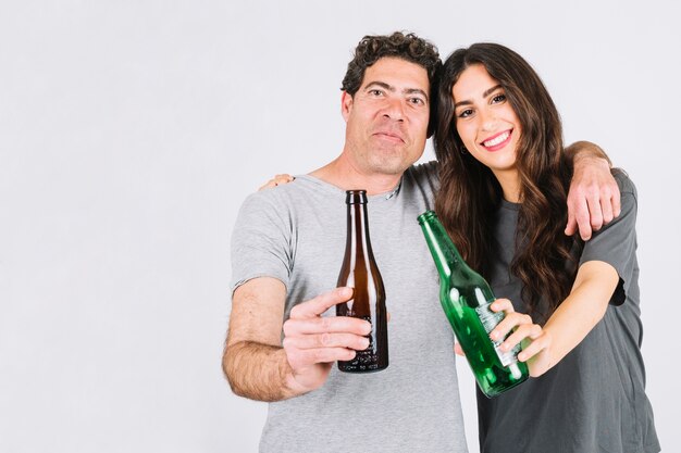 Padri e figlia che bevono birra insieme