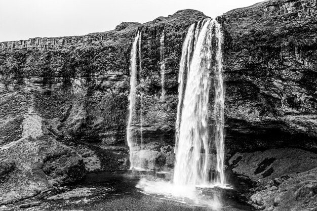 Paesaggi drammatici con cascata