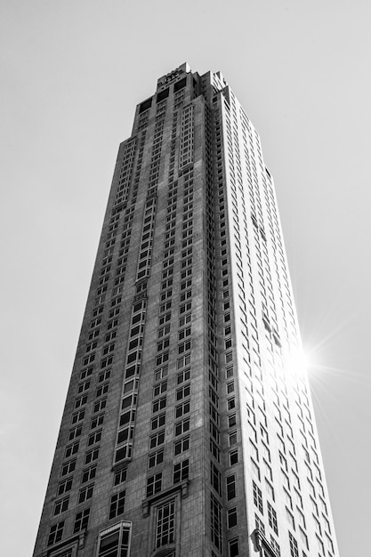 Paesaggi drammatici in bianco e nero con edificio alto