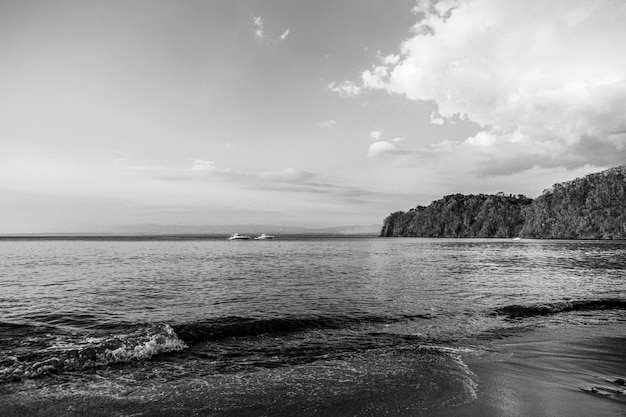 Paesaggi drammatici in bianco e nero con mare