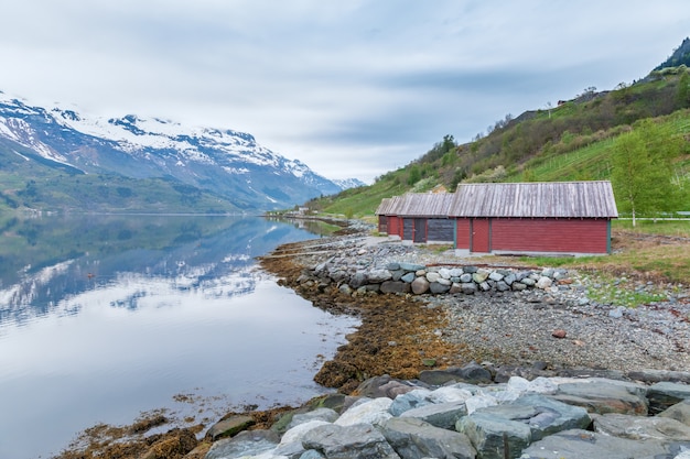 Paesaggi panoramici dei fiordi norvegesi.