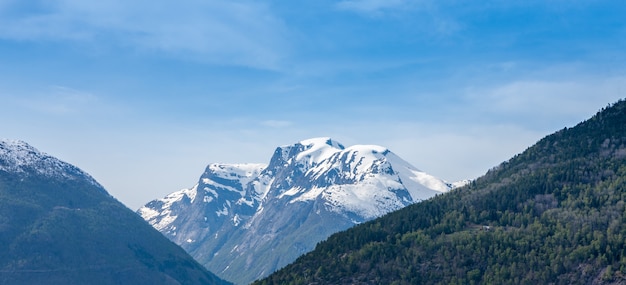 Paesaggi panoramici dei fiordi norvegesi.