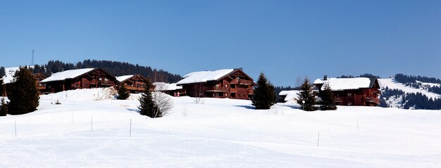 Paesaggio alpino in Francia in inverno con cielo blu