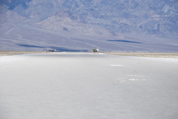 Paesaggio arido del deserto del lago salato al bacino di Badwater, Parco nazionale della Valle della Morte