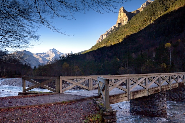 Paesaggio autunnale nel parco nazionale di Ordesa, Pirenei, Huesca, Aragona, Spagna