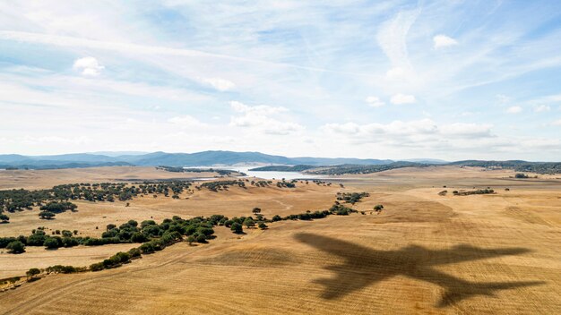 Paesaggio con aereo che vola nel cielo