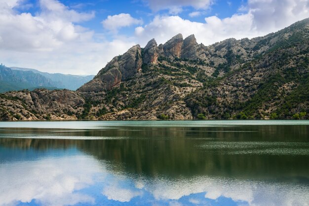 paesaggio con il lago delle montagne