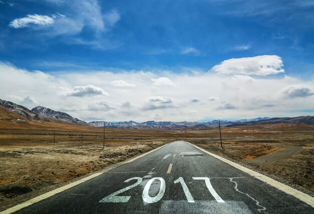 Paesaggio con una strada e il cielo blu