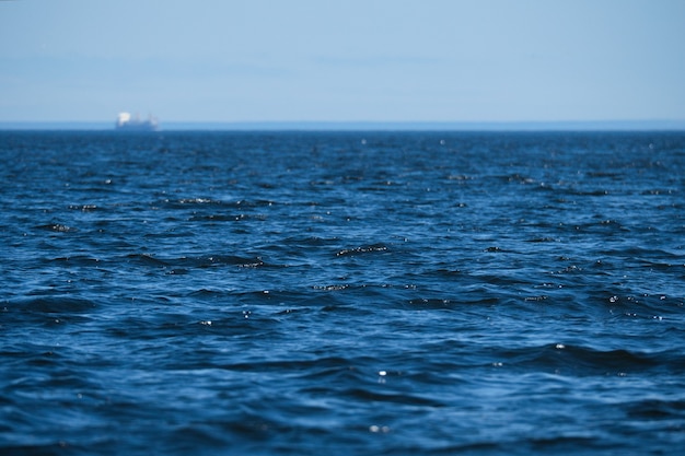 Paesaggio del mare sotto la luce del sole