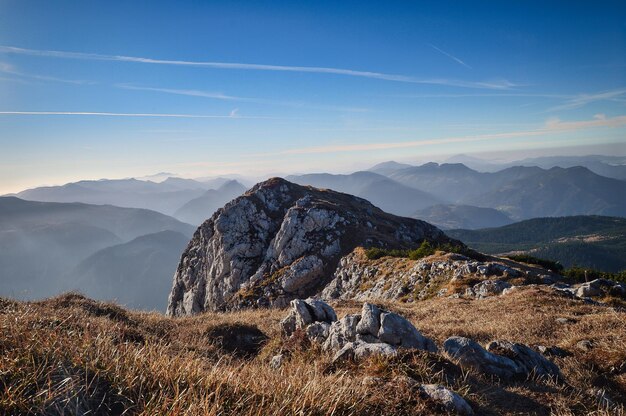 Paesaggio del paradiso escursionistico Schneeberg, picco di montagna con montagne, rocce, nuvole e cielo blu