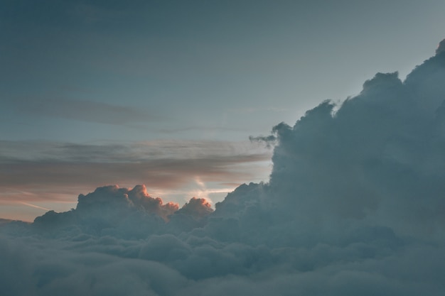 Paesaggio della possibilità remota delle nuvole nebbiose da sopra il cielo