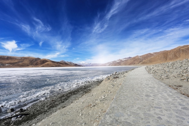 Paesaggio della spiaggia con un percorso