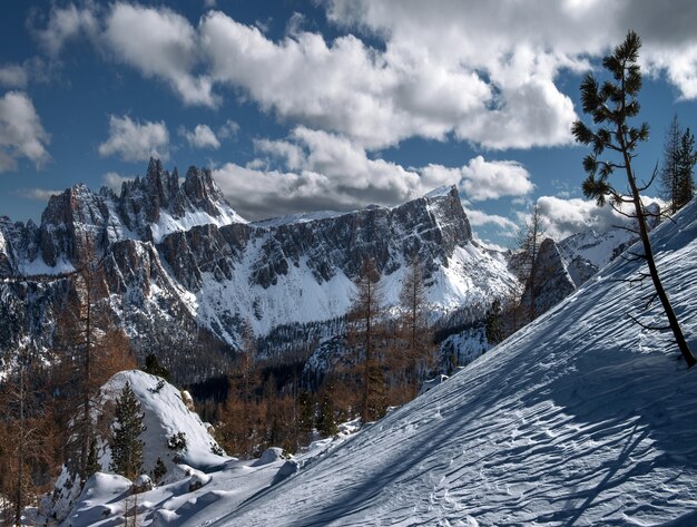 Paesaggio delle Dolomiti coperte di neve sotto la luce del sole nelle Alpi italiane