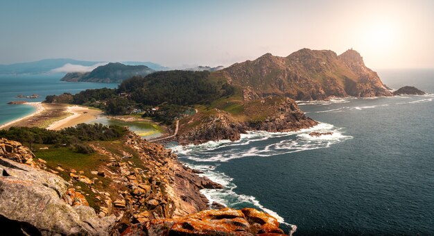 Paesaggio delle Isole Cies circondato dal mare sotto la luce del sole in Spagna