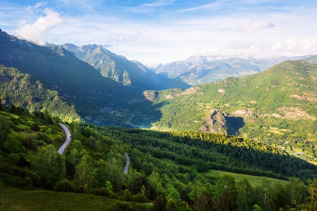 paesaggio delle montagne della foresta. Pirenei