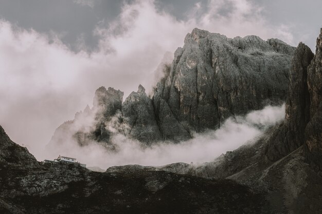 Paesaggio delle montagne rocciose