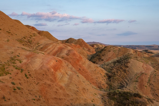 Paesaggio desertico con montagne