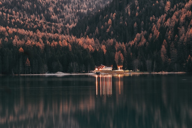 Paesaggio Di Casa Vicino A Boschi E Calma Acque