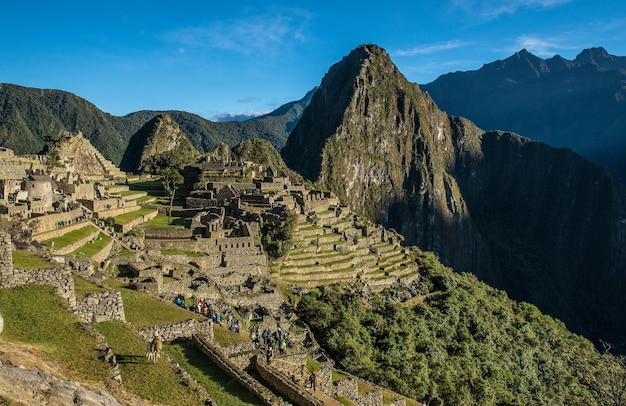 Paesaggio di Machu Picchu sotto la luce del sole e un cielo blu in Perù