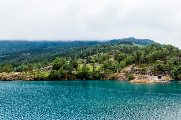 Paesaggio di montagna verde con lago idilliaco blu