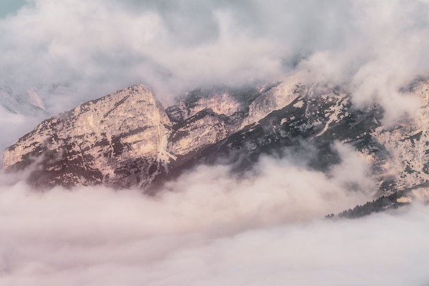 Paesaggio di montagne rocciose