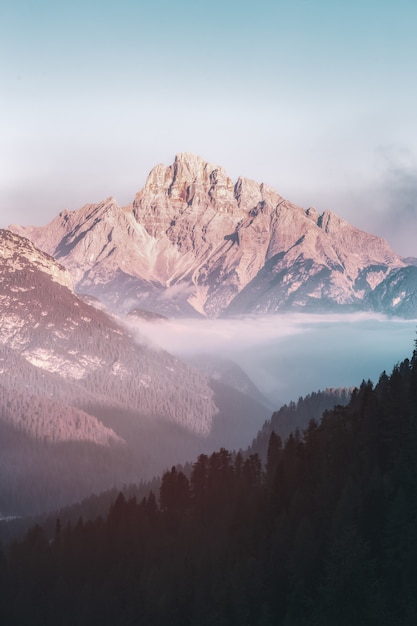 Paesaggio di montagne rocciose