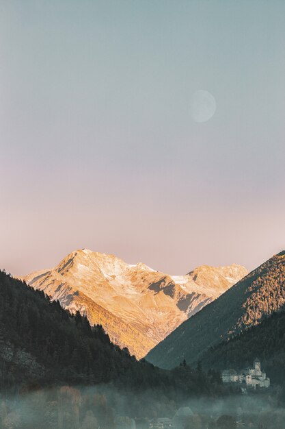 Paesaggio di montagne verticali