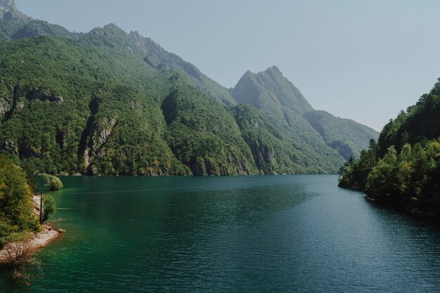 Paesaggio di un lago circondato da montagne