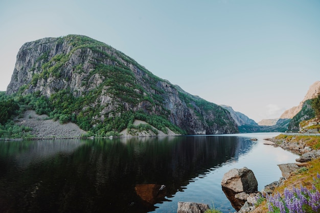 Paesaggio di un lago circondato da montagne