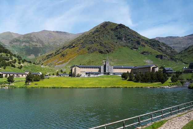 Paesaggio di viaggio nella natura con acqua