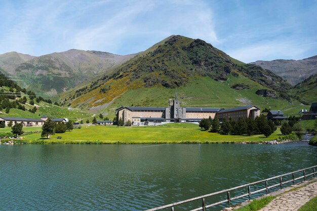 Paesaggio di viaggio nella natura con acqua