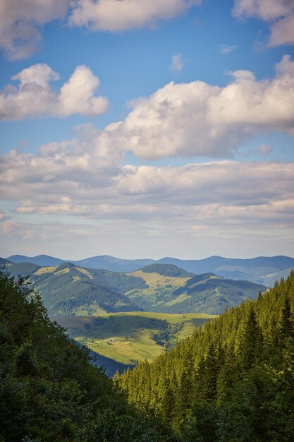 Paesaggio estivo in montagna e il cielo blu