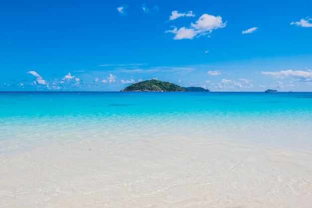 Paesaggio fantastico con un&#39;isola