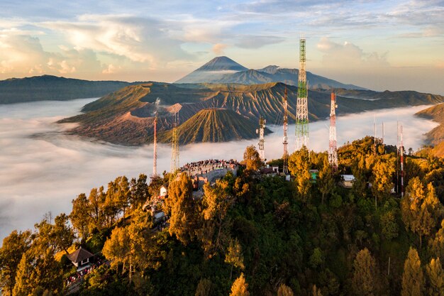 Paesaggio fluviale circondato da una foresta e antenne