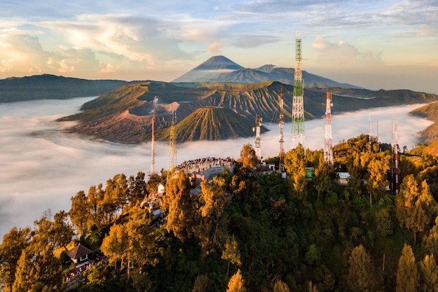 Paesaggio fluviale circondato da una foresta e antenne