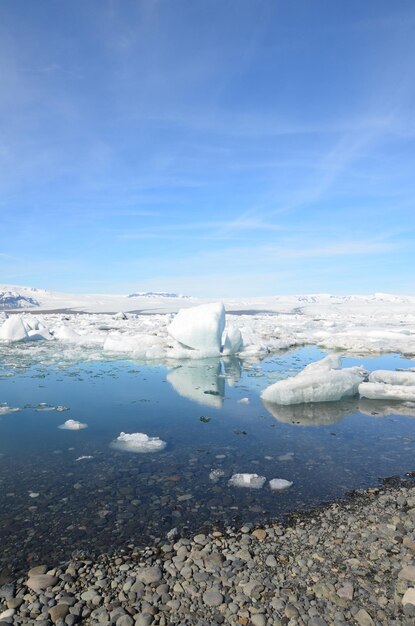 Paesaggio iceberg con splendidi riflessi sulle acque del lago