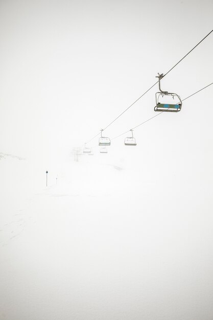 Paesaggio invernale con seggiovia