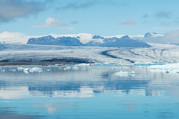 Paesaggio islandese di un bellissimo paesaggio acquatico