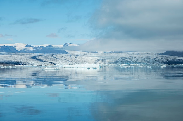 Paesaggio islandese di un bellissimo paesaggio acquatico