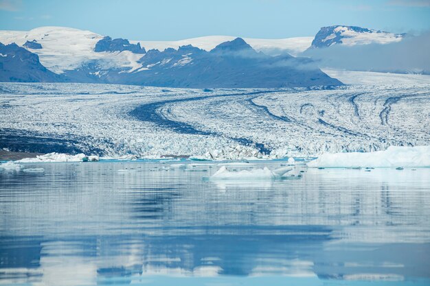 Paesaggio islandese di un bellissimo paesaggio acquatico