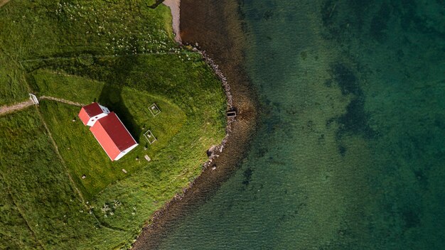 Paesaggio islandese di una bella chiesa