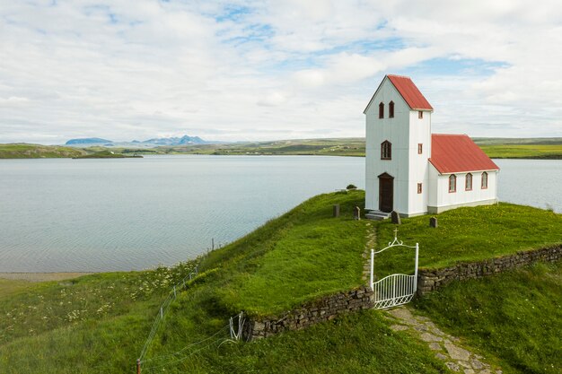 Paesaggio islandese di una bella chiesa