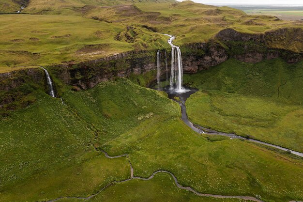 Paesaggio islandese di una bellissima cascata