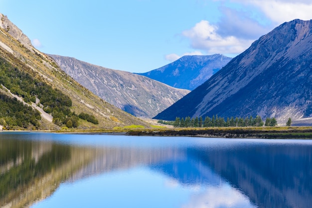 Paesaggio lago e montagna isola sud della Nuova Zelanda in una giornata di sole.