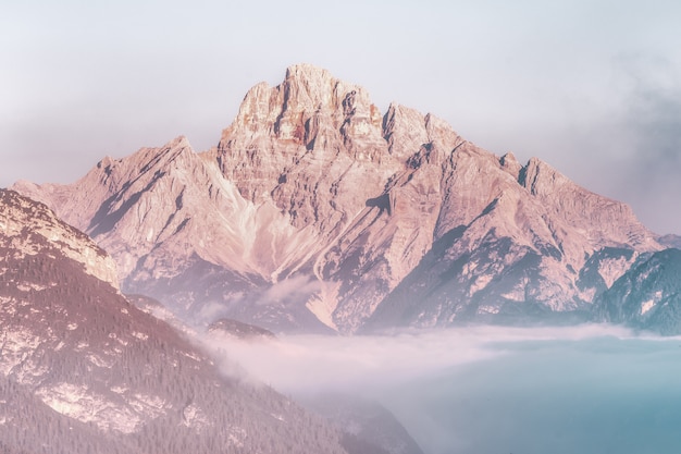 Paesaggio montano marrone