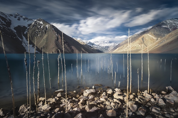 Paesaggio montuoso con cielo nuvoloso