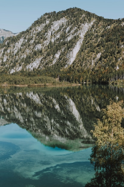 Paesaggio montuoso con un lago che riflette l'intero scenario