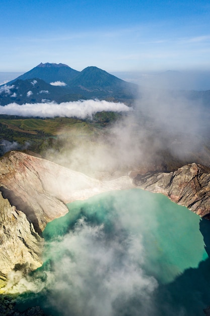 Paesaggio montuoso con un vulcano