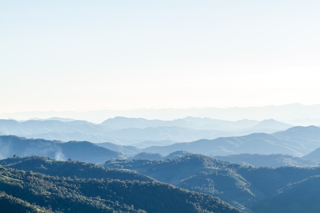 Paesaggio montuoso e orizzonte